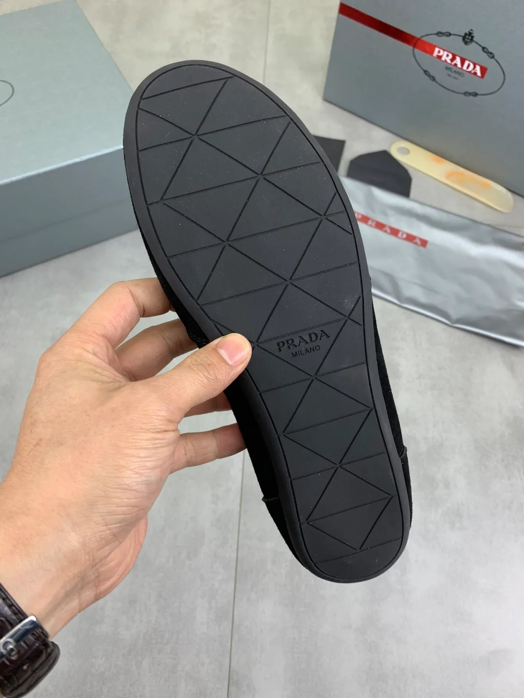 Men's shoes 💰P500💰【New style】hot style is on the official website, 🆘 Trendy brand (Prada) mainly promotes hot style, avant-garde and versatile fashion men's shoes private version mold opening, cowhide surface splicing 1:1 replica... fashionable and simple, original imported cowhide lining cowhide feet; the atmosphere and personality are more fashionable, eye-catching and pursuing class. It will subvert the old idea and be a must-have for fashion trendsetters with you! Must keep it for yourself! Tall and comfortable, large and low, high-end quality workmanship. Size: 38-44; 6️⃣colors available.